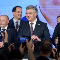 Andrej Plenković obratio se okupljenima u stožeru HDZ-a