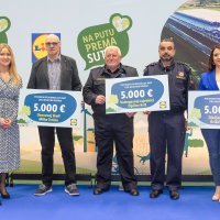 Marina Dijakovic s predstavnicima primatelja donacija