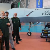 Iranski vođa Ali Kamnei razgledava dron Šahid-149 Gaza