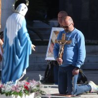 Molitelji u Šibeniku mole krunicu na gradskom trgu