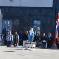 Molitelji u Šibeniku mole krunicu na gradskom trgu