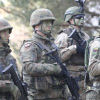 Vojnici sudjeluju u vježbama bojnog gađanja litavske vojske i francusko-njemačke brigade na poligonu u Litvi