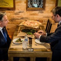 Antony Blinken i Dmitro Kuleba u pizzeriji Veterano