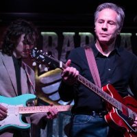 Antony Blinken svira Neil Younga