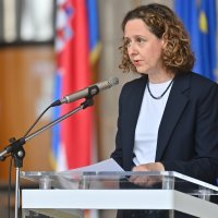 Nina Obuljen Koržinek na oproštaju od Luka Paljetka u Nacionalnoj i sveučilišnoj knjižnici