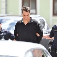 Privođenje osumnjičenog za ubojstvo oca i ranjavanje majke u Varaždinu