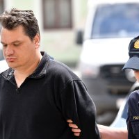 Privođenje osumnjičenog za ubojstvo oca i ranjavanje majke u Varaždinu