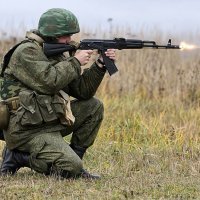 Ruski vojnik puca iz puške AK-74M