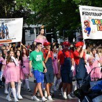 Slavonski Brod: Tisuću maturanata sudjelovalo u veseloj kostimiranoj povorci ulicama grada