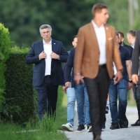 Andrej Plenković na mjestu pada zrakoplova kod Kerestinca