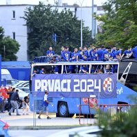 Nogometasi Dinama u otvorenom busu krenuli prema Trgu na proslavu naslova prvaka