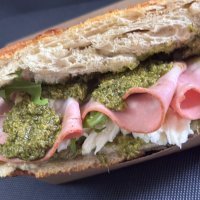 sendvič s pestom od pistachia