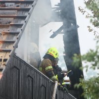 Grom zapalio kuću u Karlovcu, ozlijeđen vatrogasac