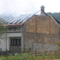 Grom zapalio kuću u Karlovcu, ozlijeđen vatrogasac