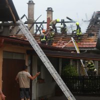 Grom zapalio kuću u Karlovcu, ozlijeđen vatrogasac