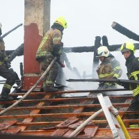 Grom zapalio kuću u Karlovcu, ozlijeđen vatrogasac