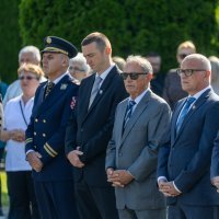 Predstavnici Grada Vukovara odali su počast poginulima polaganjem vijenaca na Memorijalnome groblju žrtava iz Domovinskog rata