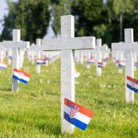 Predstavnici Grada Vukovara odali su počast poginulima polaganjem vijenaca na Memorijalnome groblju žrtava iz Domovinskog rata