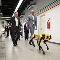 prof. dr. sc. Zdenko Tonković, dr. sc. Daniel Tomić; ispred robot Spot