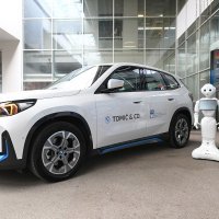 BMW iX1 xDrive30 i robot Pepper