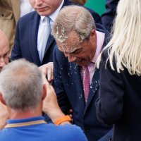 Napad milkshakeom na Faragea