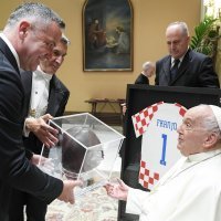 Papa Franjo održao privatnu audijenciju za Vatrene i delegaciju HNS-a