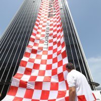 Hrvatska navijačka zastava spuštena s Dalmatia Tower u znak podrške Vatrenima na predstojećem Euru