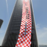 Hrvatska navijačka zastava spuštena s Dalmatia Tower u znak podrške Vatrenima na predstojećem Euru