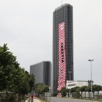 Hrvatska navijačka zastava spuštena s Dalmatia Tower u znak podrške Vatrenima na predstojećem Euru