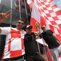 Hrvatska navijačka zastava spuštena s Dalmatia Tower u znak podrške Vatrenima na predstojećem Euru