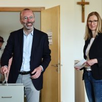 Manfred Weber na biralištu sa suprugom