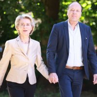 Ursula von der Leyen na biralištu sa suprugom