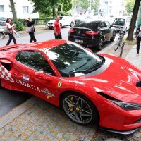 Ferrari u hrvatskim bojama, navijači, Berlin, 14.6.2024.