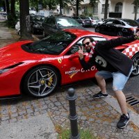 Ferrari u hrvatskim bojama, navijači, Berlin, 14.6.2024.