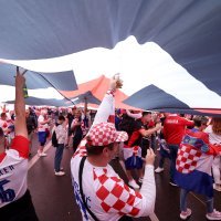 Hrvatski navijači u korteu pod najvećom zastavom krenuli prema stadionu