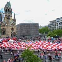 Hrvatski navijači u korteu pod najvećom zastavom krenuli prema stadionu