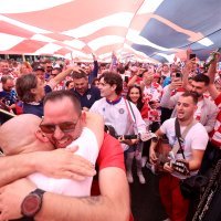 Hrvatski navijači u korteu pod najvećom zastavom krenuli prema stadionu