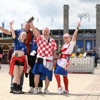 Navijači se okupljaju na Olimpijskom stadionu uoči susreta između Španjolske i Hrvatske