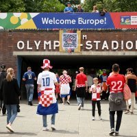 Navijači se okupljaju na Olimpijskom stadionu uoči susreta između Španjolske i Hrvatske
