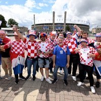 Navijači se okupljaju na Olimpijskom stadionu uoči susreta između Španjolske i Hrvatske