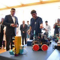 Milanović i mladi hrvatski robotičari