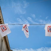 Zadar: Uoči večerašnje utakmice između Hrvatske i Italije na ulazu u grad izvješene su majice s imenima zadarskih reprezentativaca