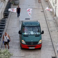 Zadar: Uoči večerašnje utakmice između Hrvatske i Italije na ulazu u grad izvješene su majice s imenima zadarskih reprezentativaca