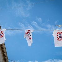 Zadar: Uoči večerašnje utakmice između Hrvatske i Italije na ulazu u grad izvješene su majice s imenima zadarskih reprezentativaca