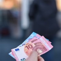 Novac i bankomat - ilustracija