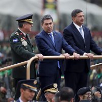 Juan Orlando Hernández (sredina)