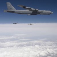 Ispuštanje penetracijske bombe iz bombardera B-52