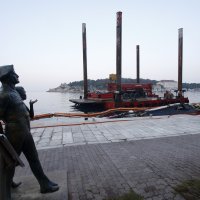 Pripreme za vađenje olupine jahte u Makarskoj