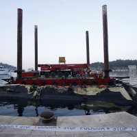 Pripreme za vađenje olupine jahte u Makarskoj