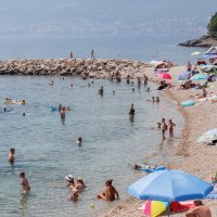 Ljudi potražili osvježenje u moru od nesnosnih vrućina
